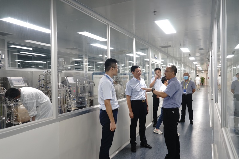 耿院長參觀研發(fā)中心.jpg